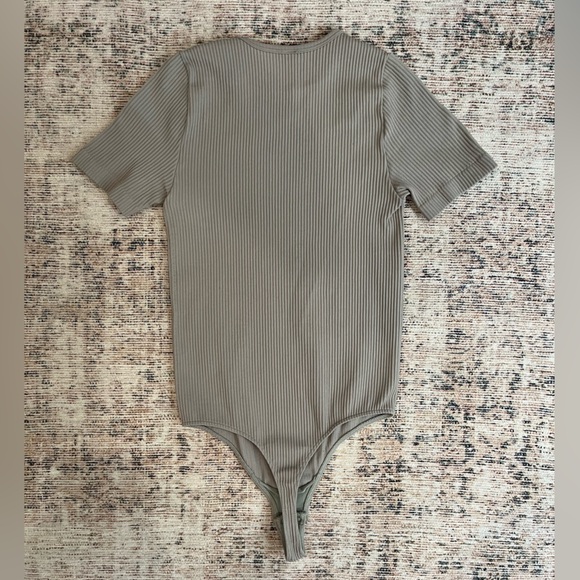 Aritzia Babaton Ribbed Shortsleeve Bodysuit - Picture 10 of 12